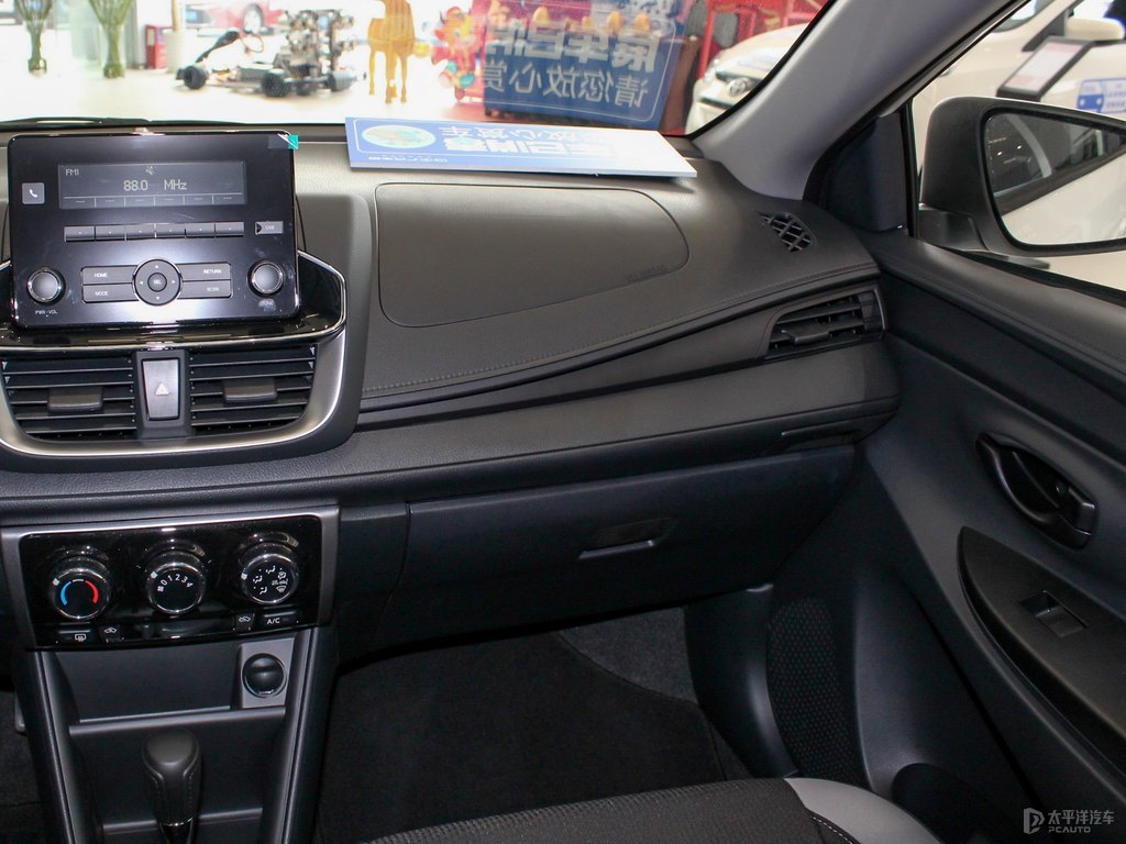 天際白YARiS L 致炫X中控內(nèi)飾圖片
