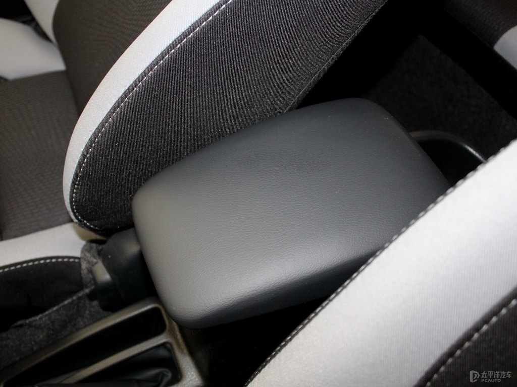 天際白YARiS L 致炫X座椅內(nèi)飾圖片