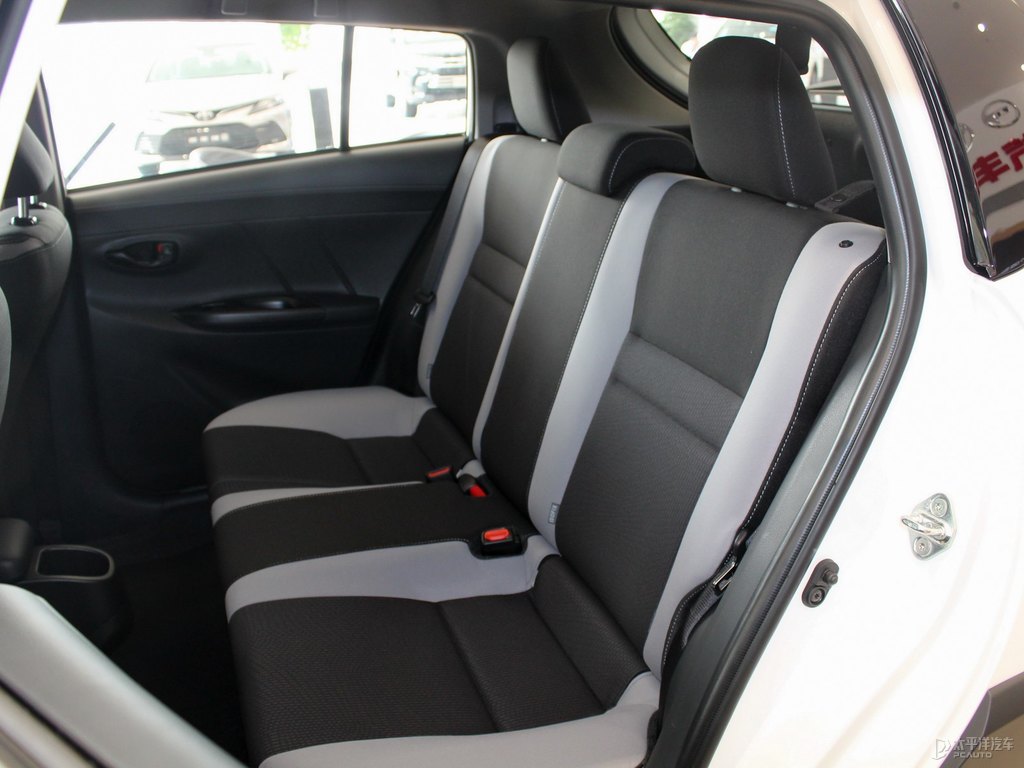 天際白YARiS L 致炫X座椅內(nèi)飾圖片