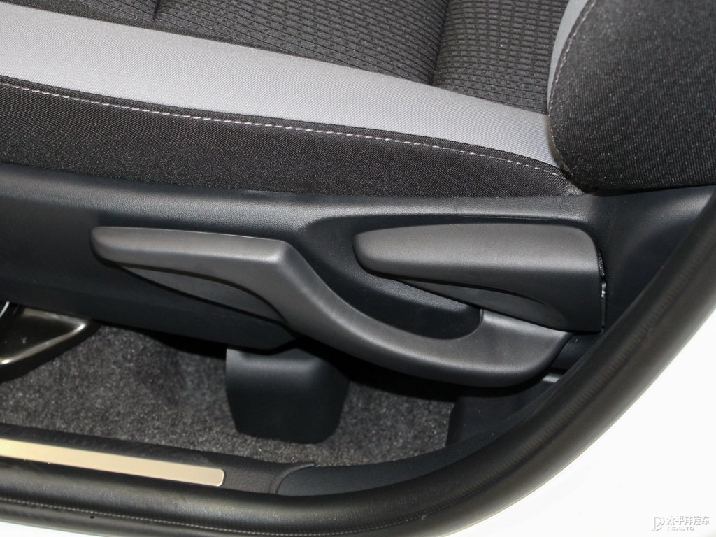 天際白YARiS L 致炫X座椅內(nèi)飾圖片