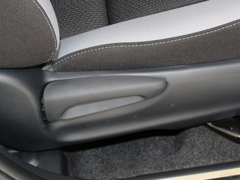 天際白YARiS L 致炫X座椅內(nèi)飾圖片