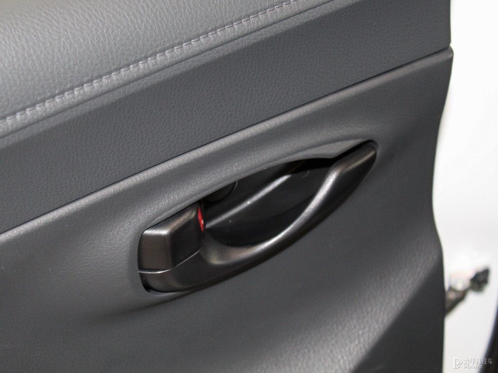 天際白YARiS L 致炫X車廂內(nèi)飾圖片