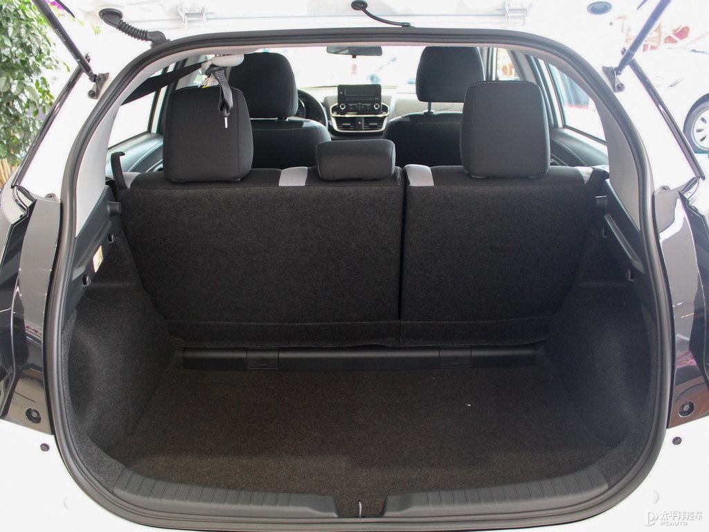 天際白YARiS L 致炫X后備廂空間圖片