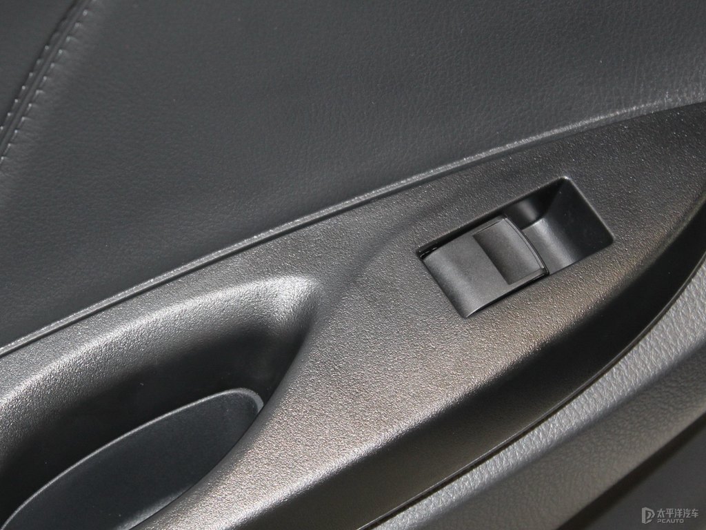 天際白YARiS L 致炫X車廂內(nèi)飾圖片