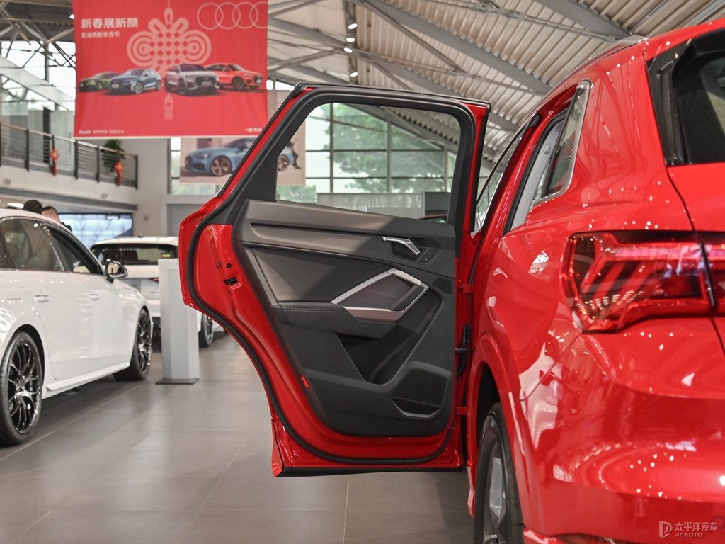 探戈紅奧迪Q3車廂內(nèi)飾圖片