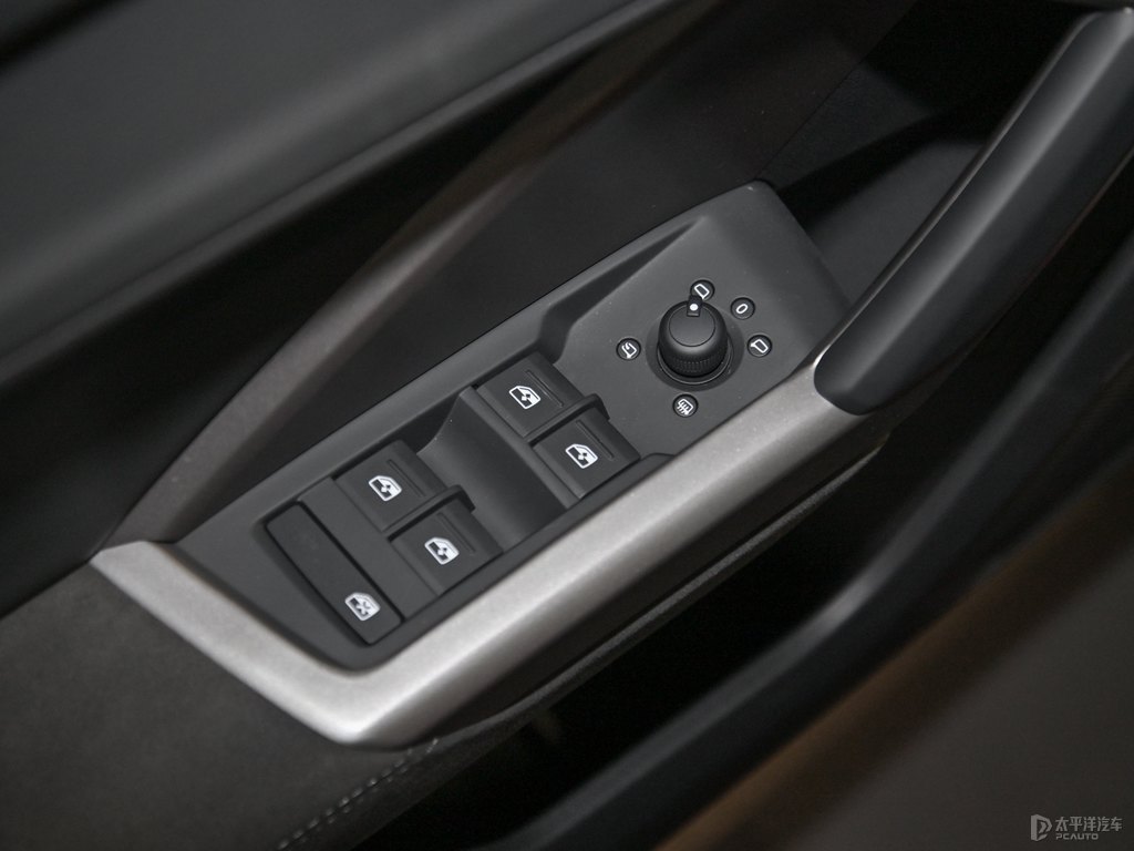 探戈紅奧迪Q3車廂內(nèi)飾圖片