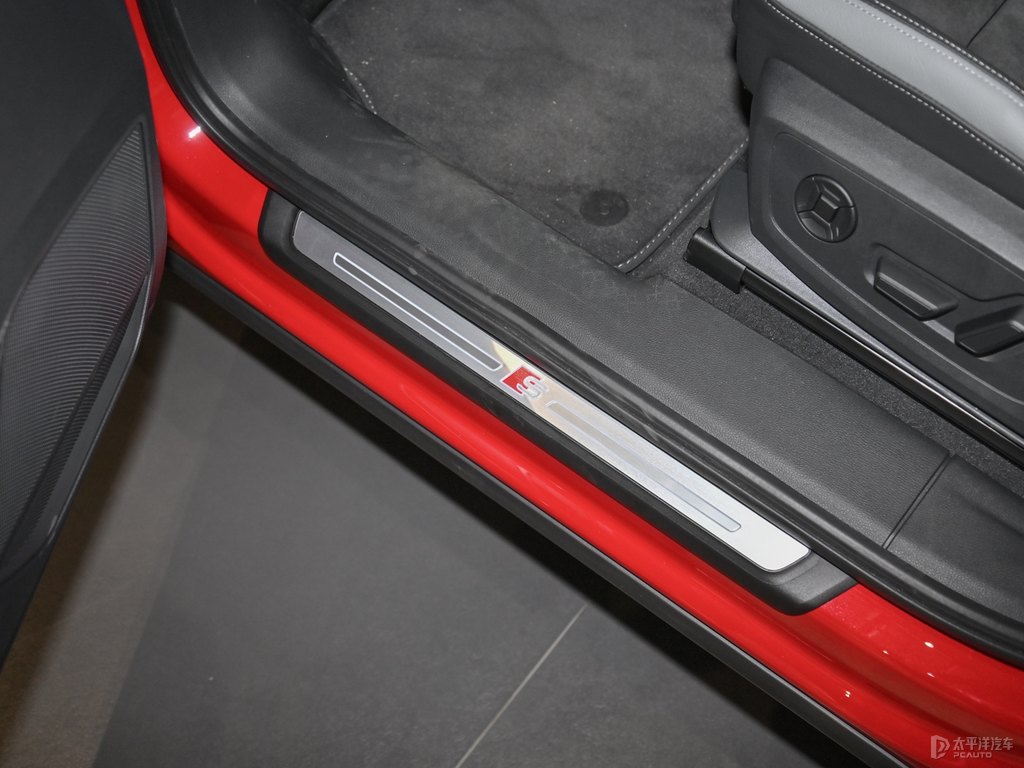 探戈紅奧迪Q3車廂內(nèi)飾圖片