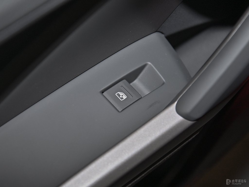 探戈紅奧迪Q3車廂內(nèi)飾圖片