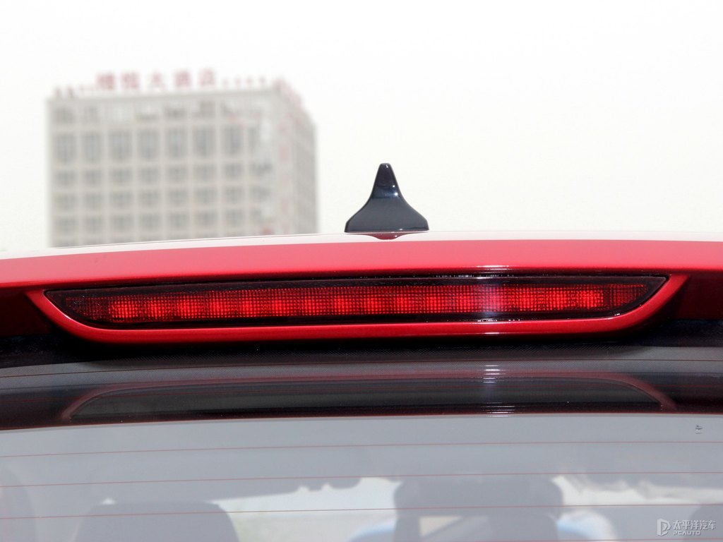 極速紅名爵ZS車尾外觀圖片