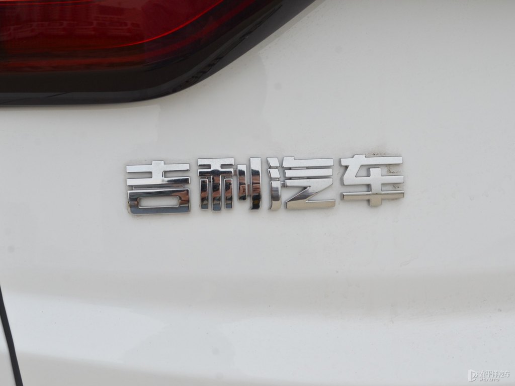 自信白繽越車尾外觀圖片