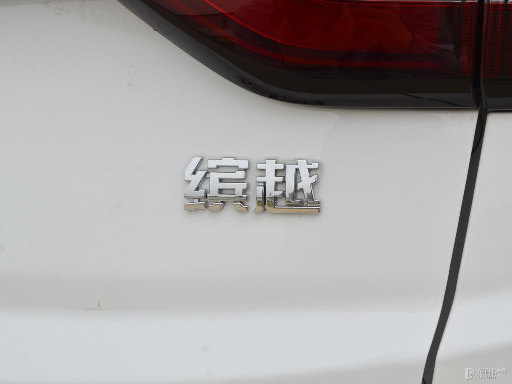 自信白繽越車尾外觀圖片