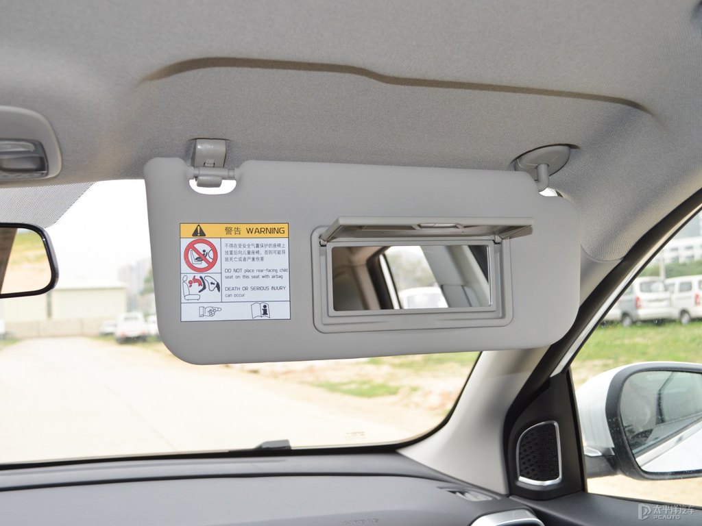 自信白繽越車廂內(nèi)飾圖片