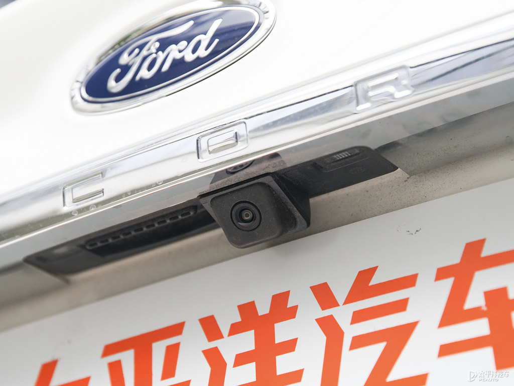 雪紡白福睿斯車尾外觀圖片