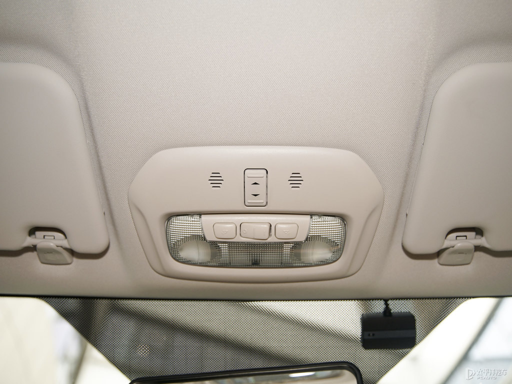 雪紡白福睿斯車廂內(nèi)飾圖片