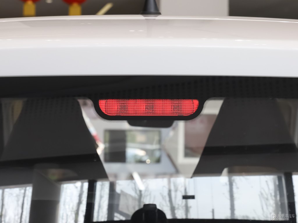 牛油果綠+白色宏光MINIEV車尾外觀圖片