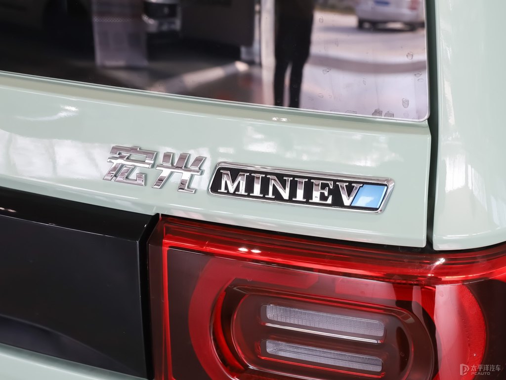 牛油果綠+白色宏光MINIEV車尾外觀圖片