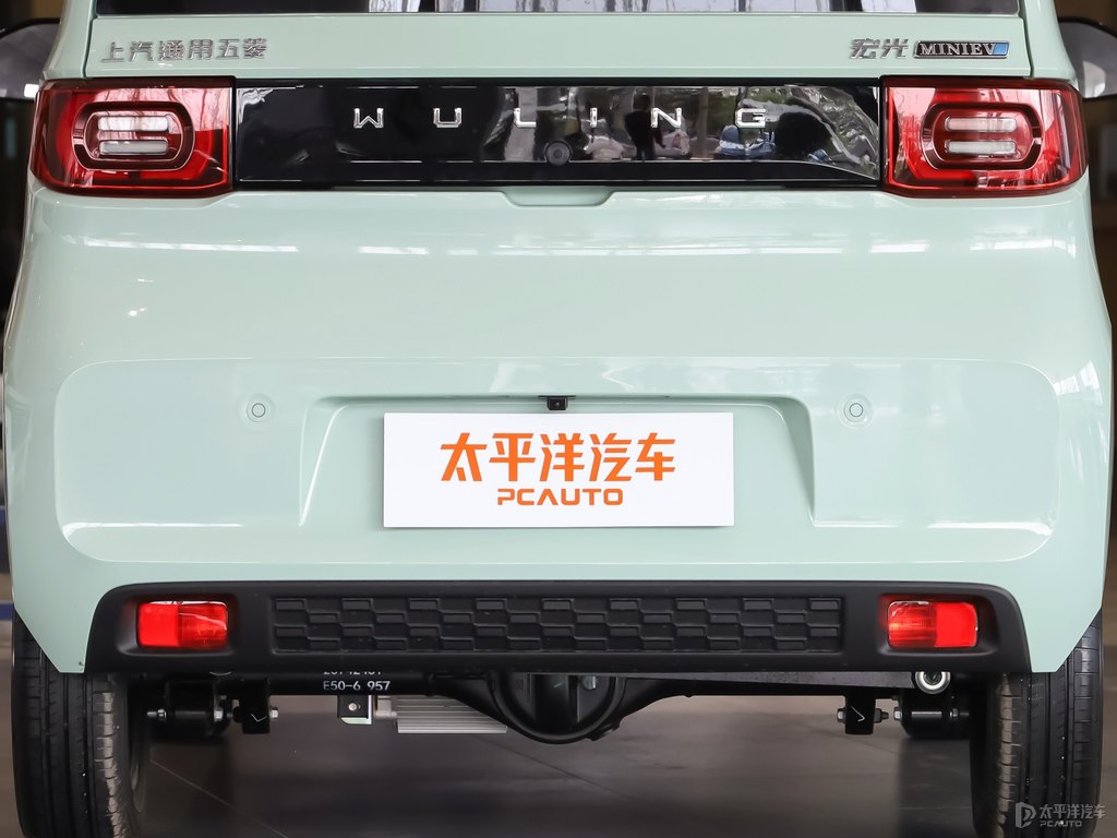 牛油果綠+白色宏光MINIEV車尾外觀圖片