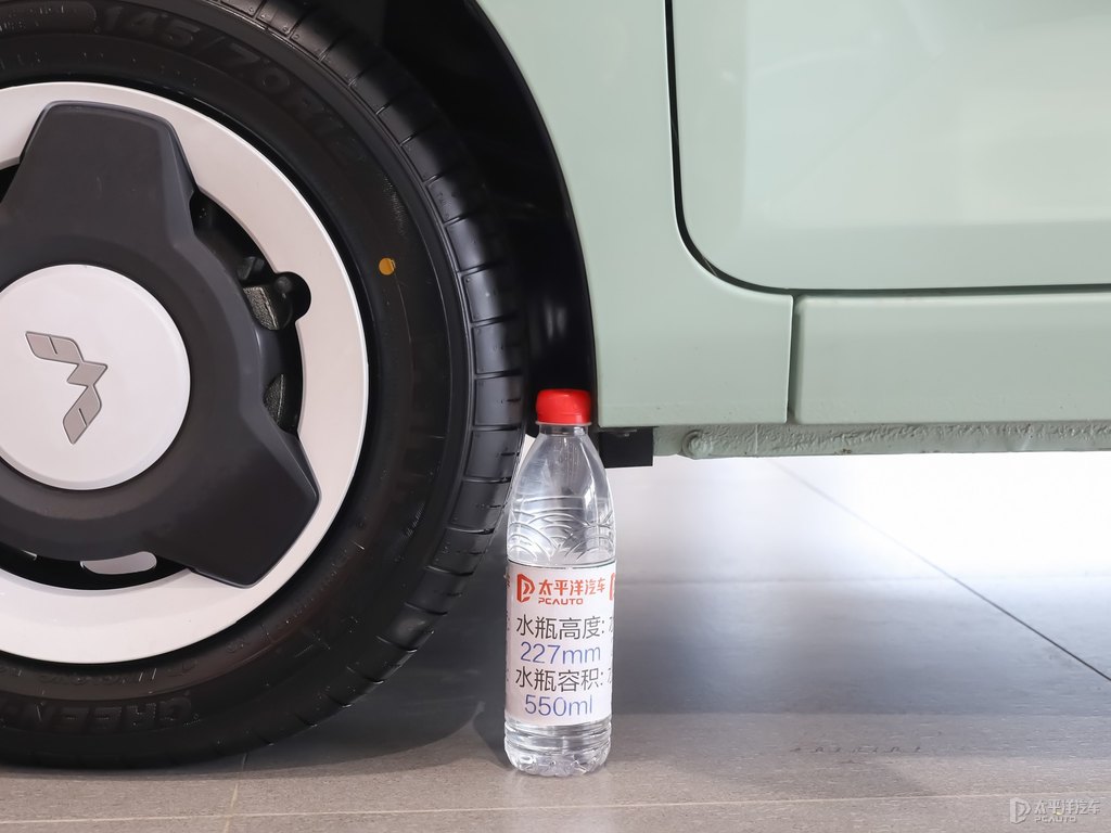 牛油果綠+白色宏光MINIEV車身外觀圖片