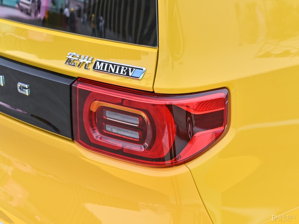 檸檬黃+黑色宏光MINIEV車尾外觀圖片