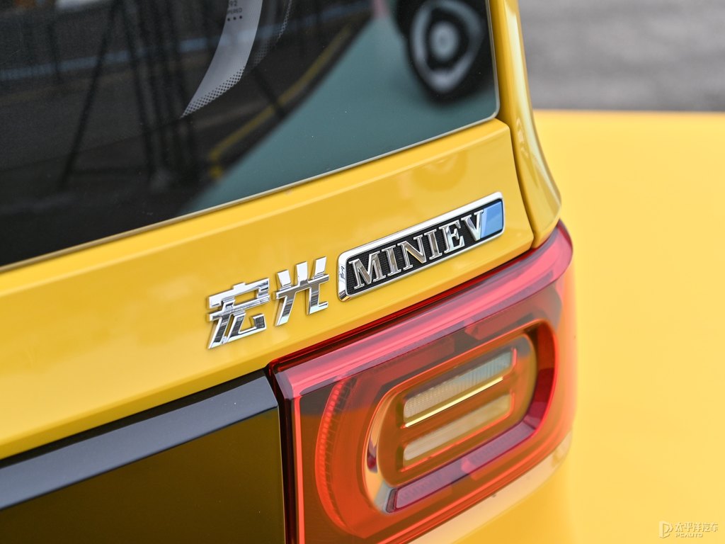 檸檬黃+黑色宏光MINIEV車尾外觀圖片