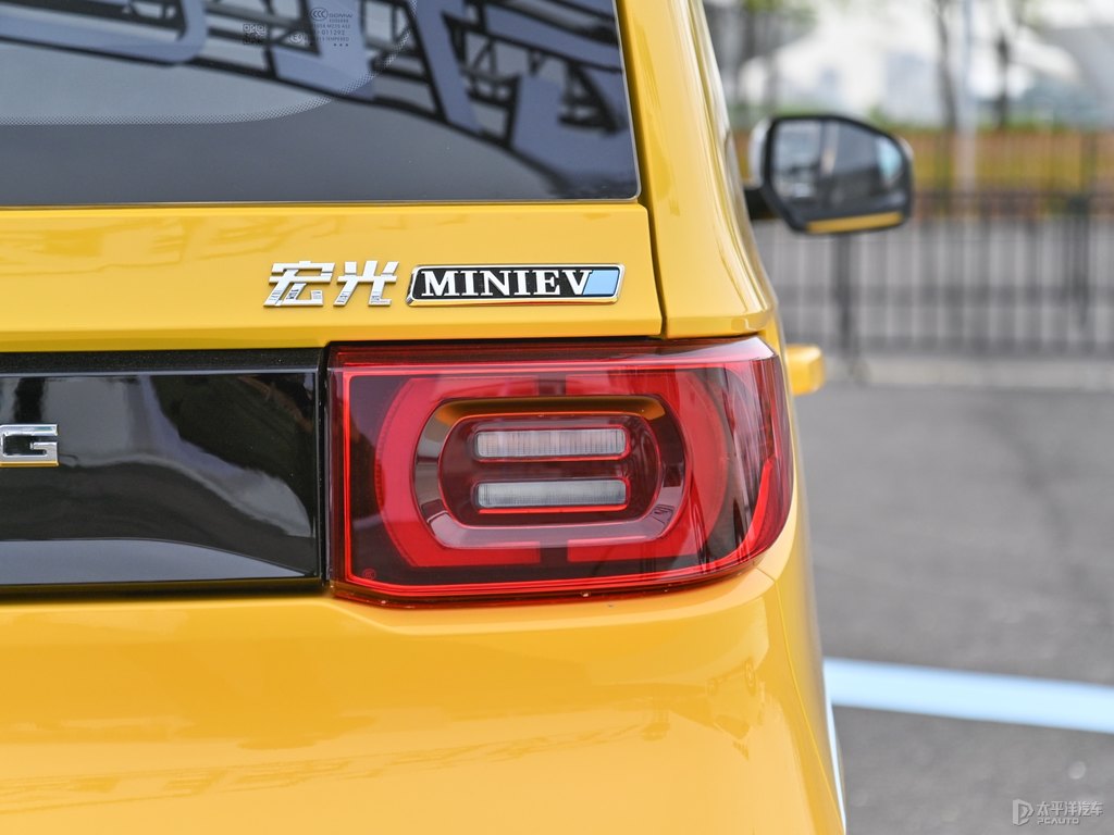 檸檬黃+白色宏光MINIEV車尾外觀圖片