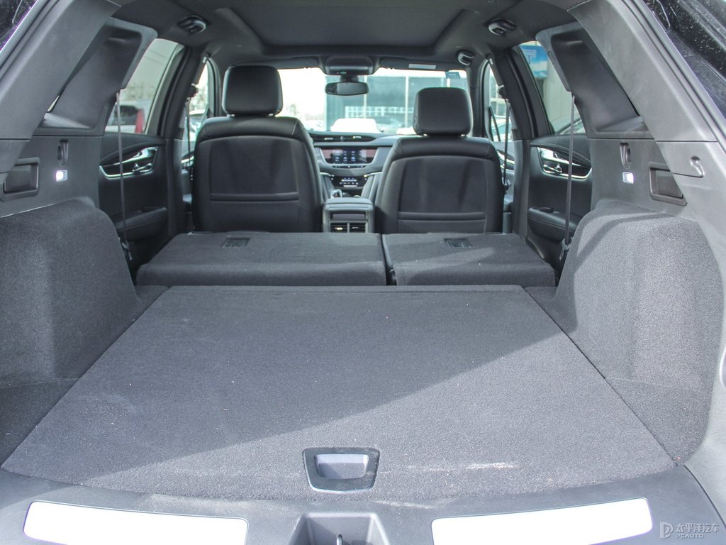 曜黑凱迪拉克XT5后備廂空間圖片