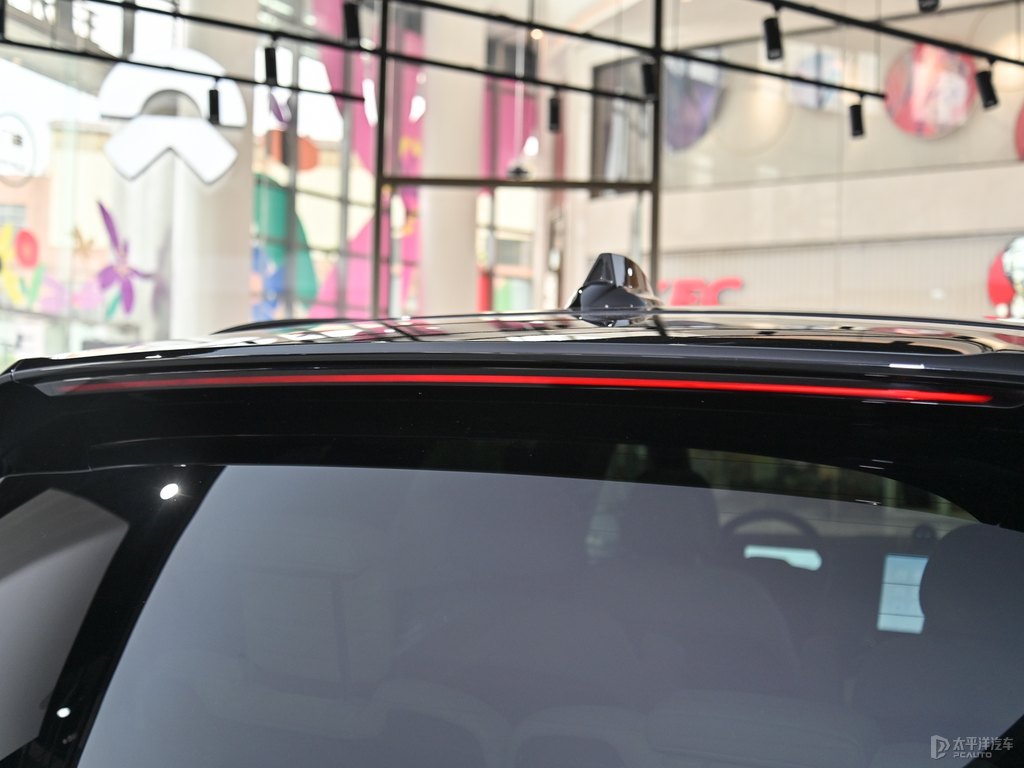 云白蔚來ES8車尾外觀圖片