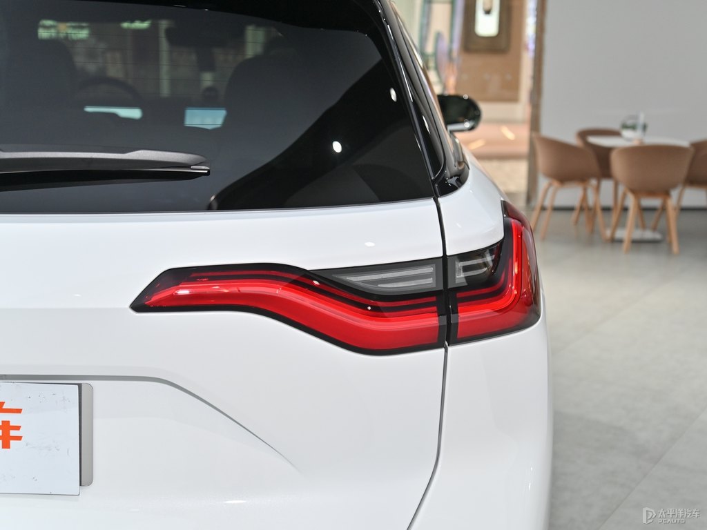 云白蔚來(lái)ES8車(chē)尾外觀圖片