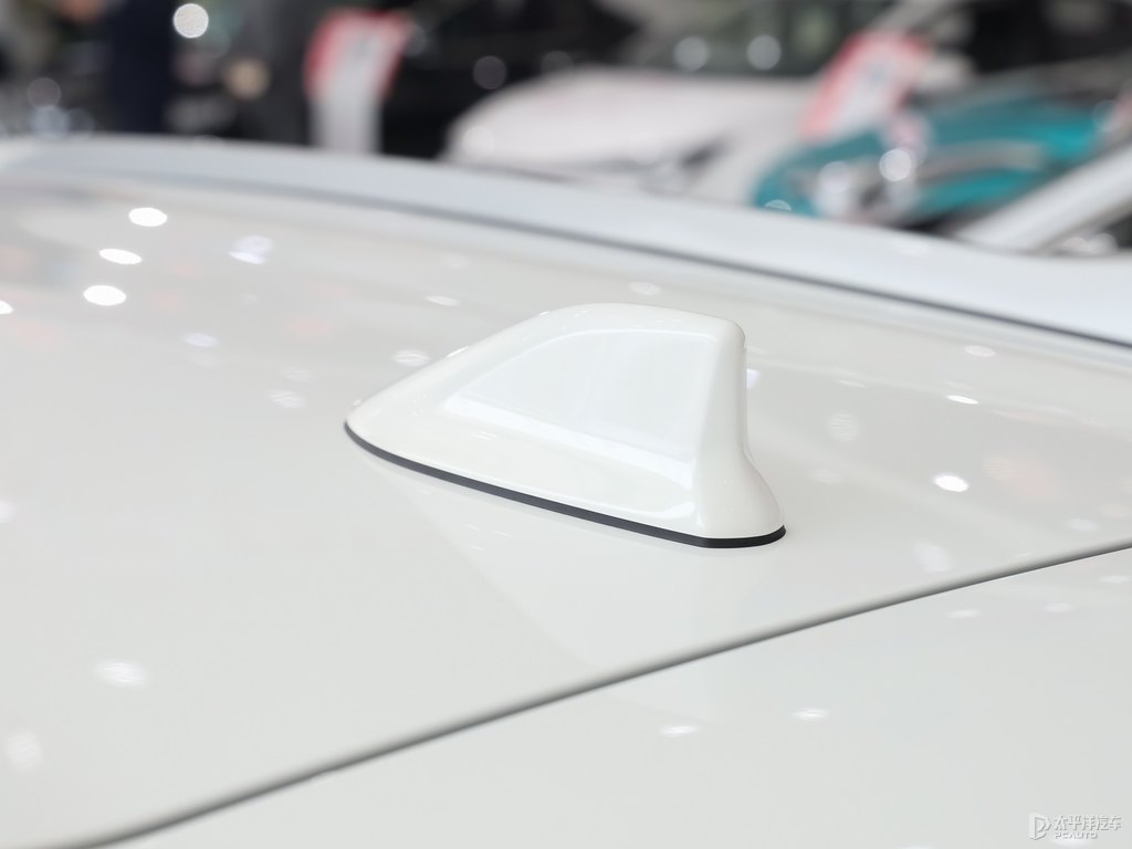 天際白YARiS L 致炫X車身外觀圖片