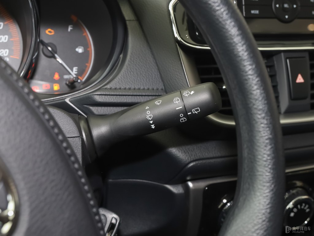 天際白YARiS L 致炫X中控內(nèi)飾圖片