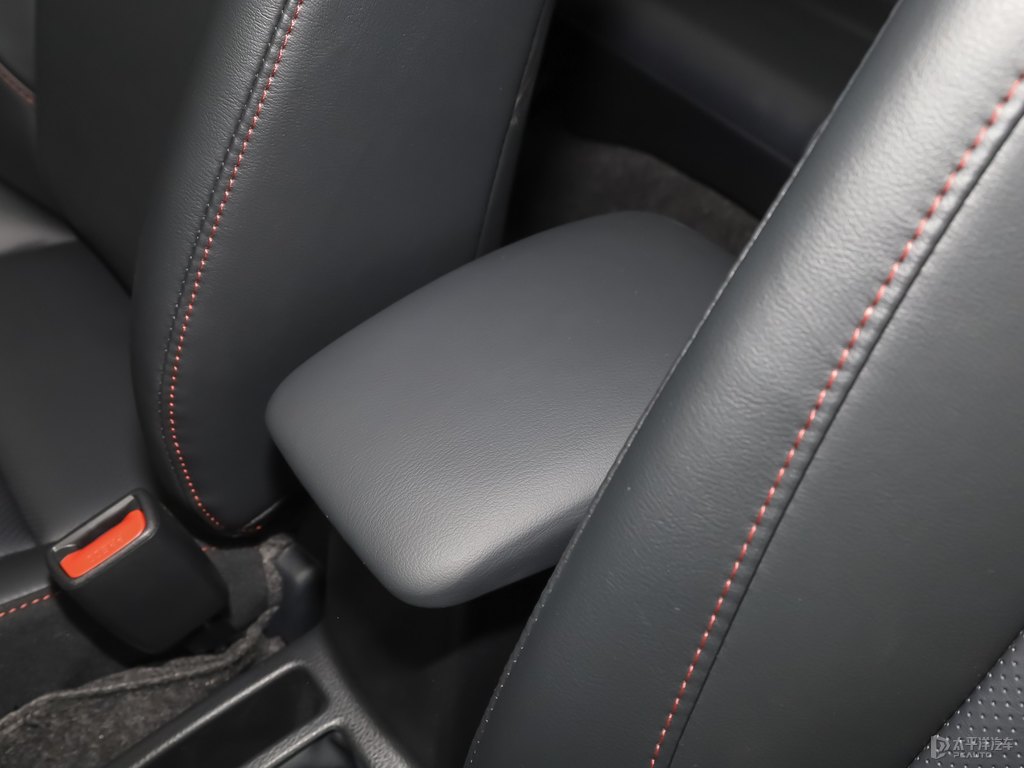天際白YARiS L 致炫X座椅內(nèi)飾圖片