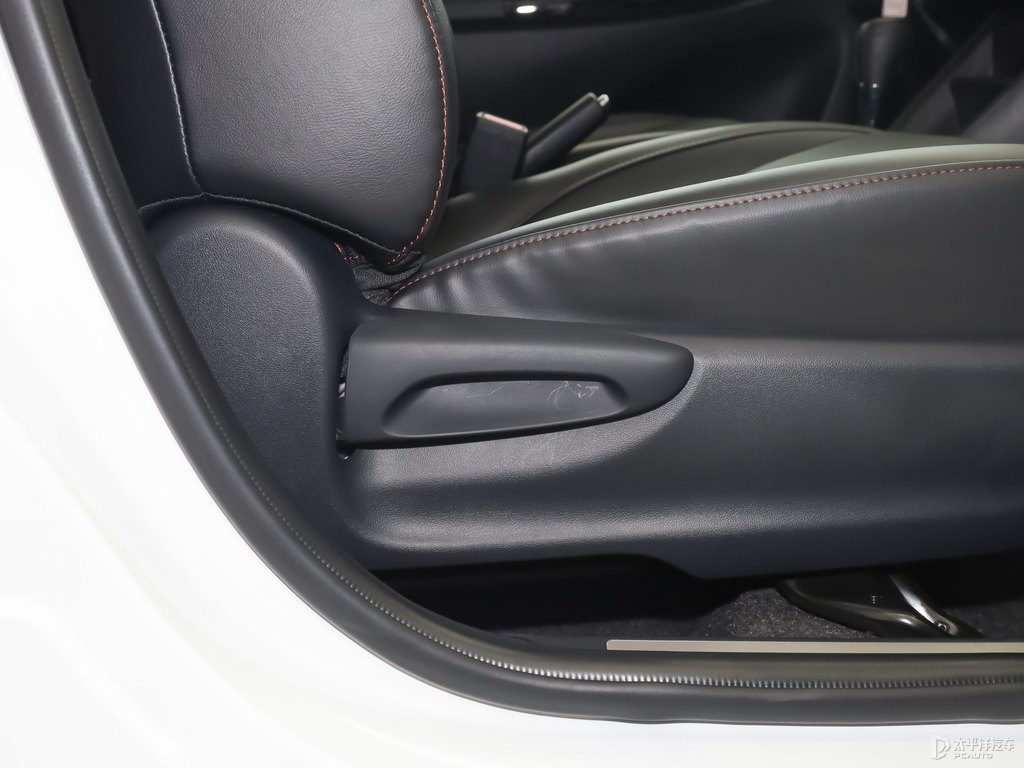 天際白YARiS L 致炫X座椅內(nèi)飾圖片