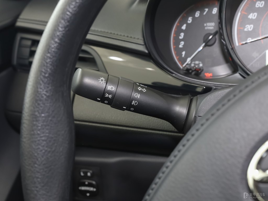 天際白YARiS L 致炫X中控內(nèi)飾圖片