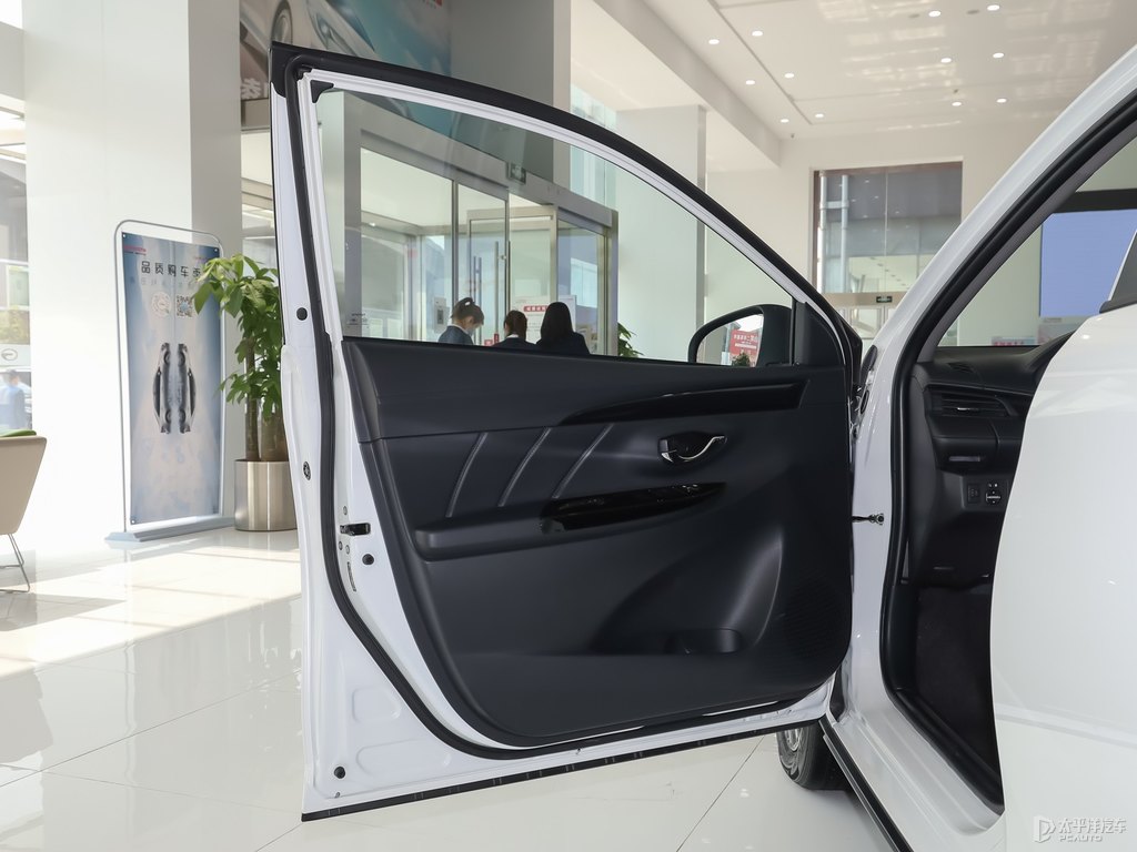 天際白YARiS L 致炫X車廂內(nèi)飾圖片