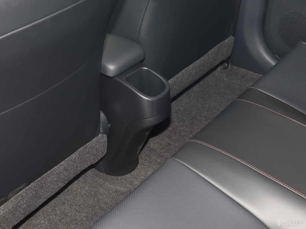 天際白YARiS L 致炫X座椅內(nèi)飾圖片