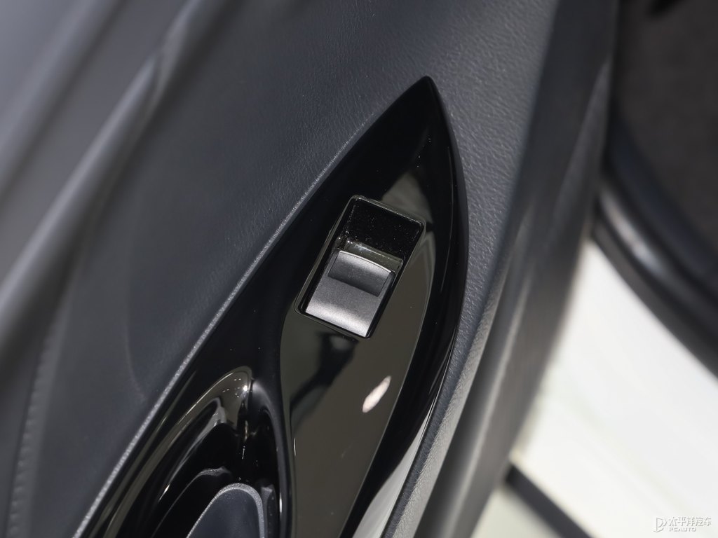 天際白YARiS L 致炫X車廂內(nèi)飾圖片
