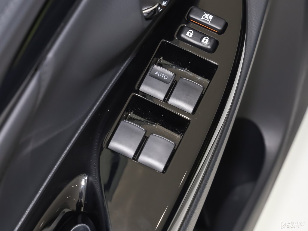 天際白YARiS L 致炫X車廂內(nèi)飾圖片