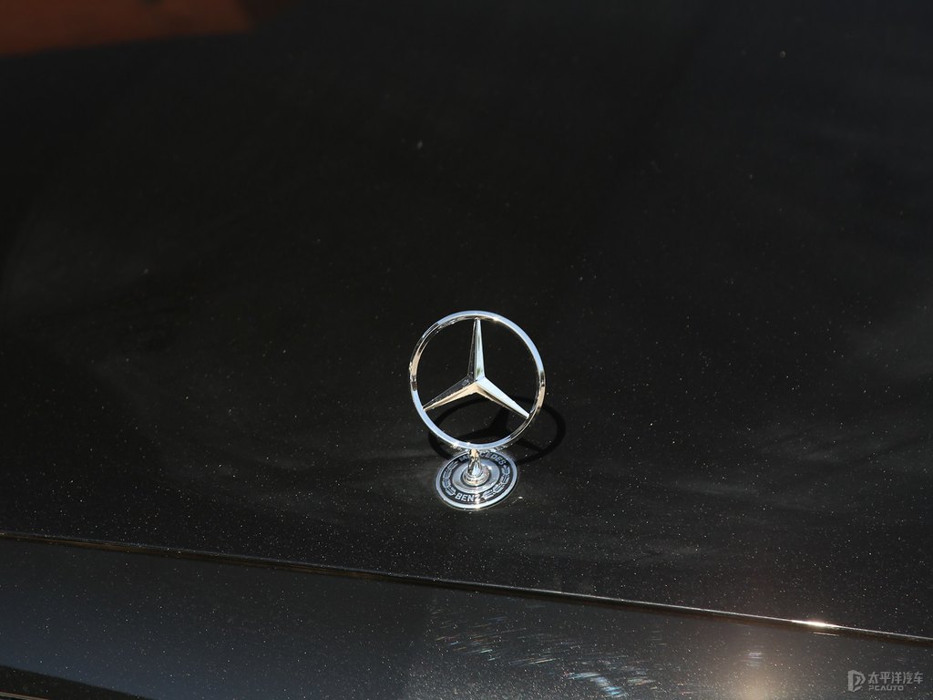 曜巖黑奔馳E級(jí)車頭外觀圖片