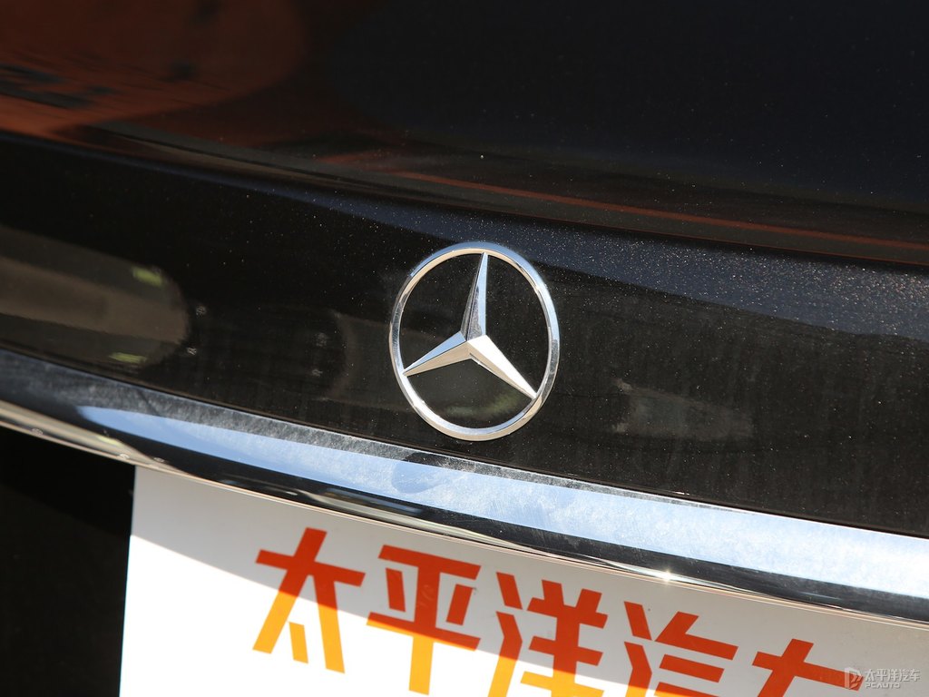 曜巖黑奔馳E級(jí)車尾外觀圖片