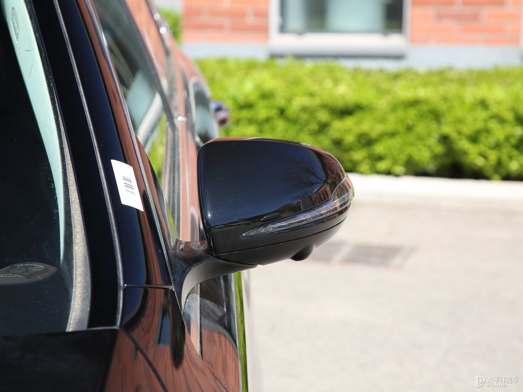 曜巖黑奔馳E級車身外觀圖片