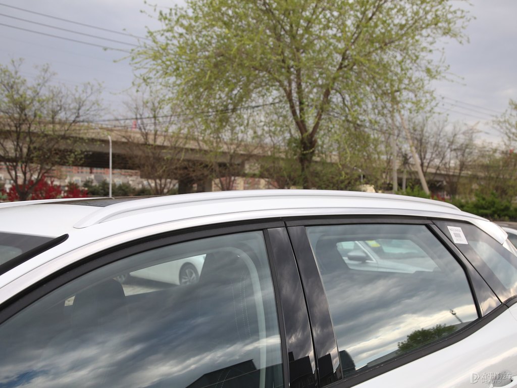 珠光白標(biāo)致4008車(chē)身外觀(guān)圖片