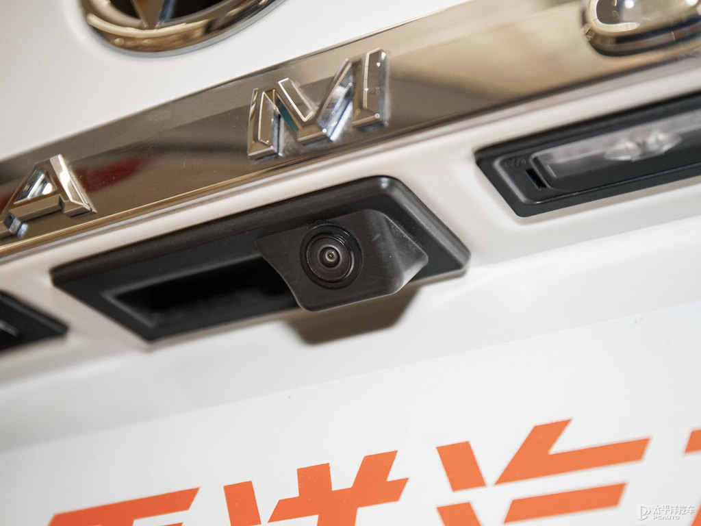 極光白途昂車尾外觀圖片