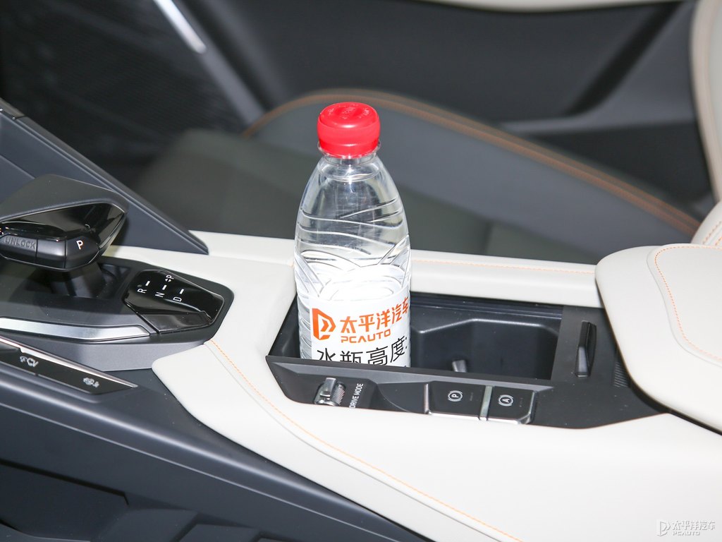 領(lǐng)克06圖片