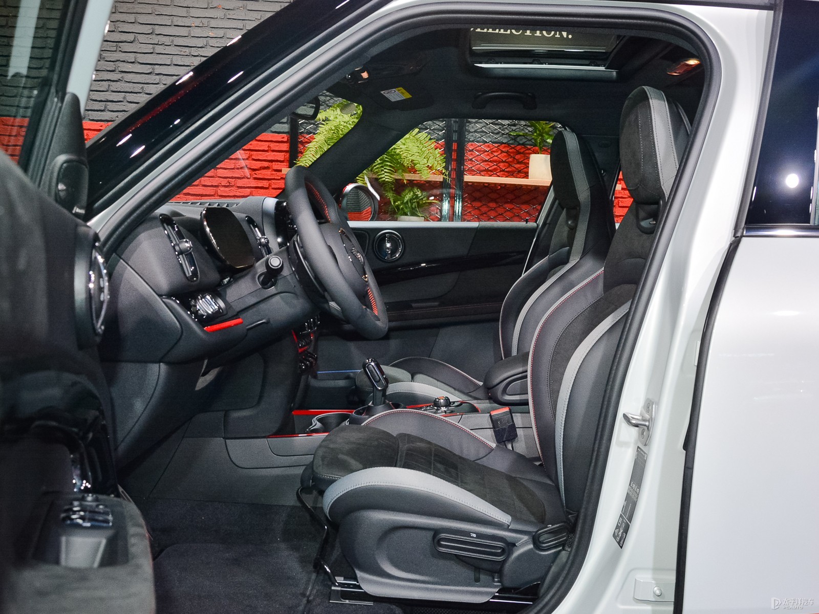MINI JCW COUNTRYMAN空間高清大圖