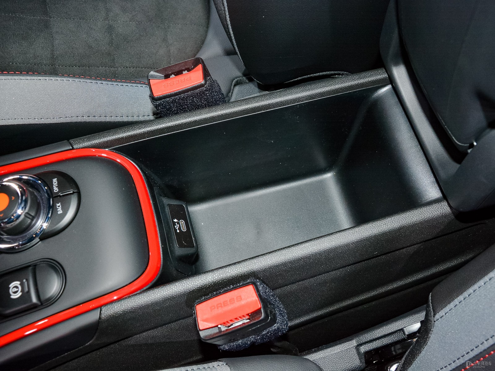MINI JCW COUNTRYMAN空間高清大圖