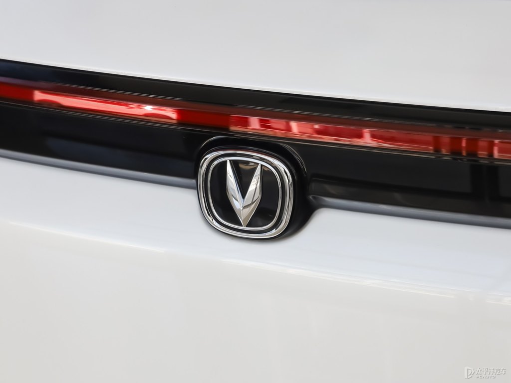 月光白長(zhǎng)安CS55PLUS車(chē)尾外觀圖片