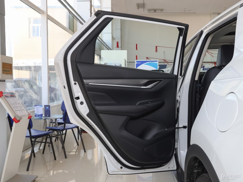 月光白長(zhǎng)安CS55PLUS車廂內(nèi)飾圖片