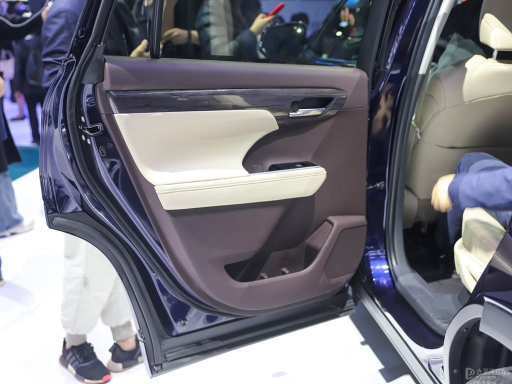 寶石藍(lán)漢蘭達(dá)車廂內(nèi)飾圖片