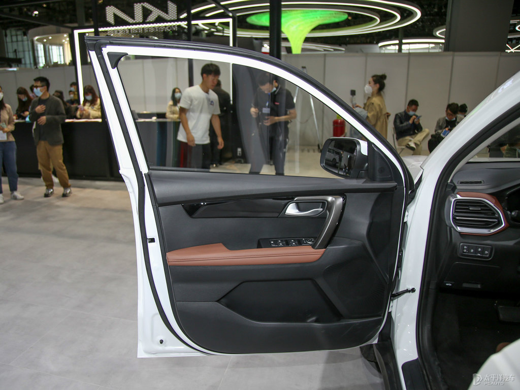 珍珠白智跑車廂內(nèi)飾圖片