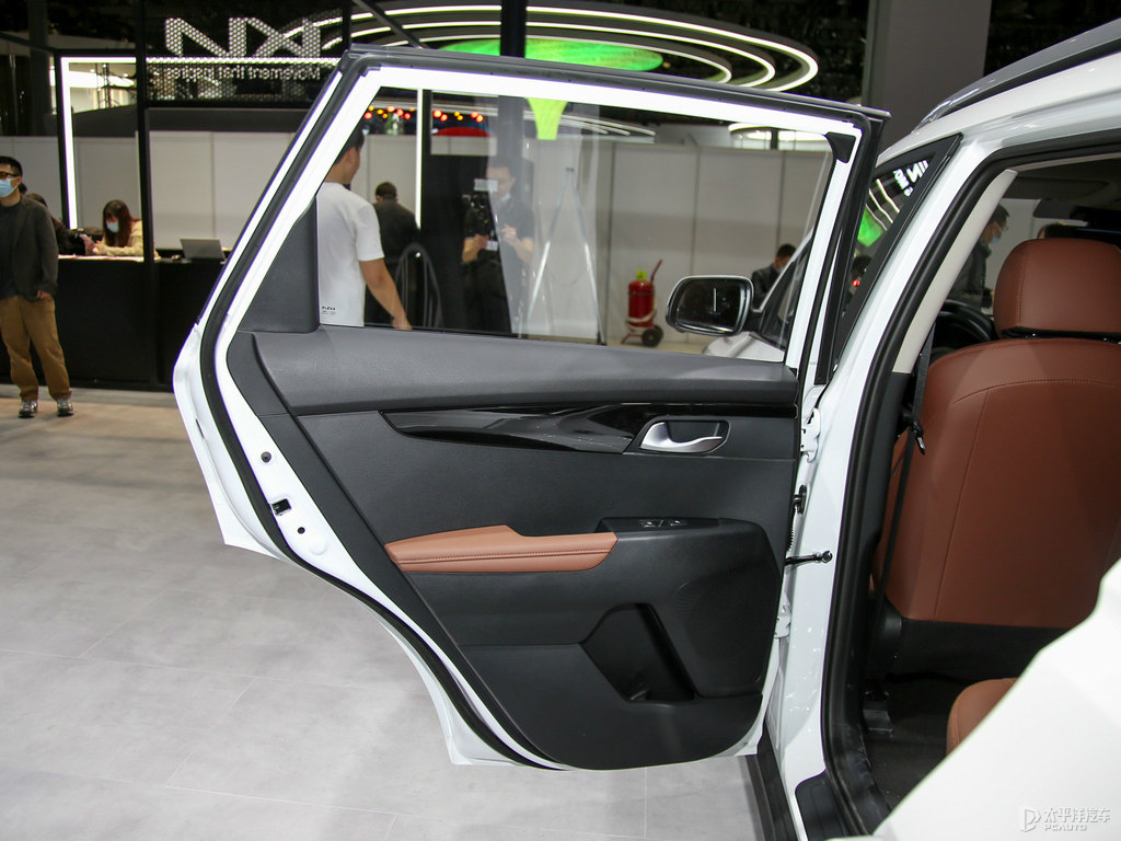 珍珠白智跑車廂內(nèi)飾圖片